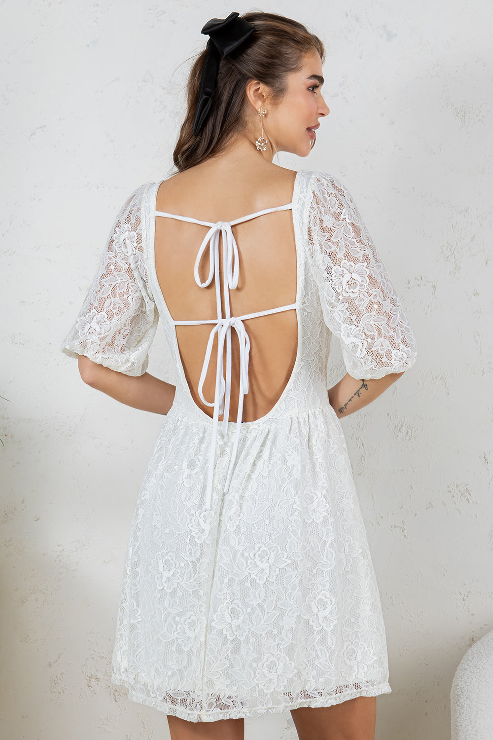Vestido Mini "Logan" de Encaje Floral con Mangas 3/4